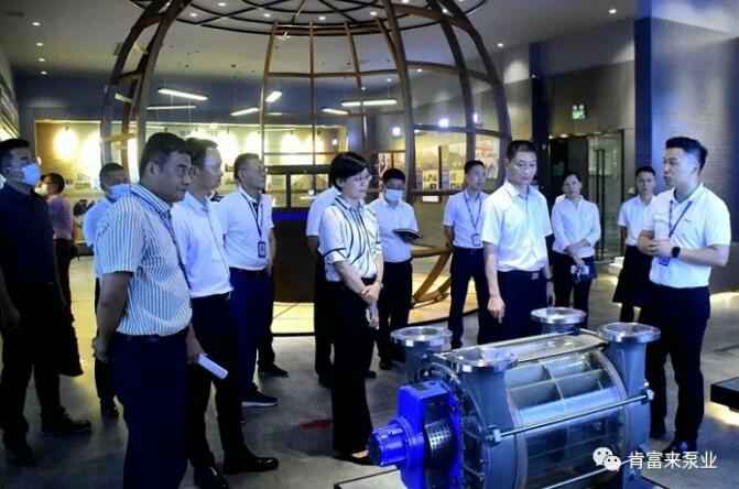 公司董事长、总经理陈迪(右一)向李军区长(右二)一行介绍星空官方站登录入口-星空online(中国)产品